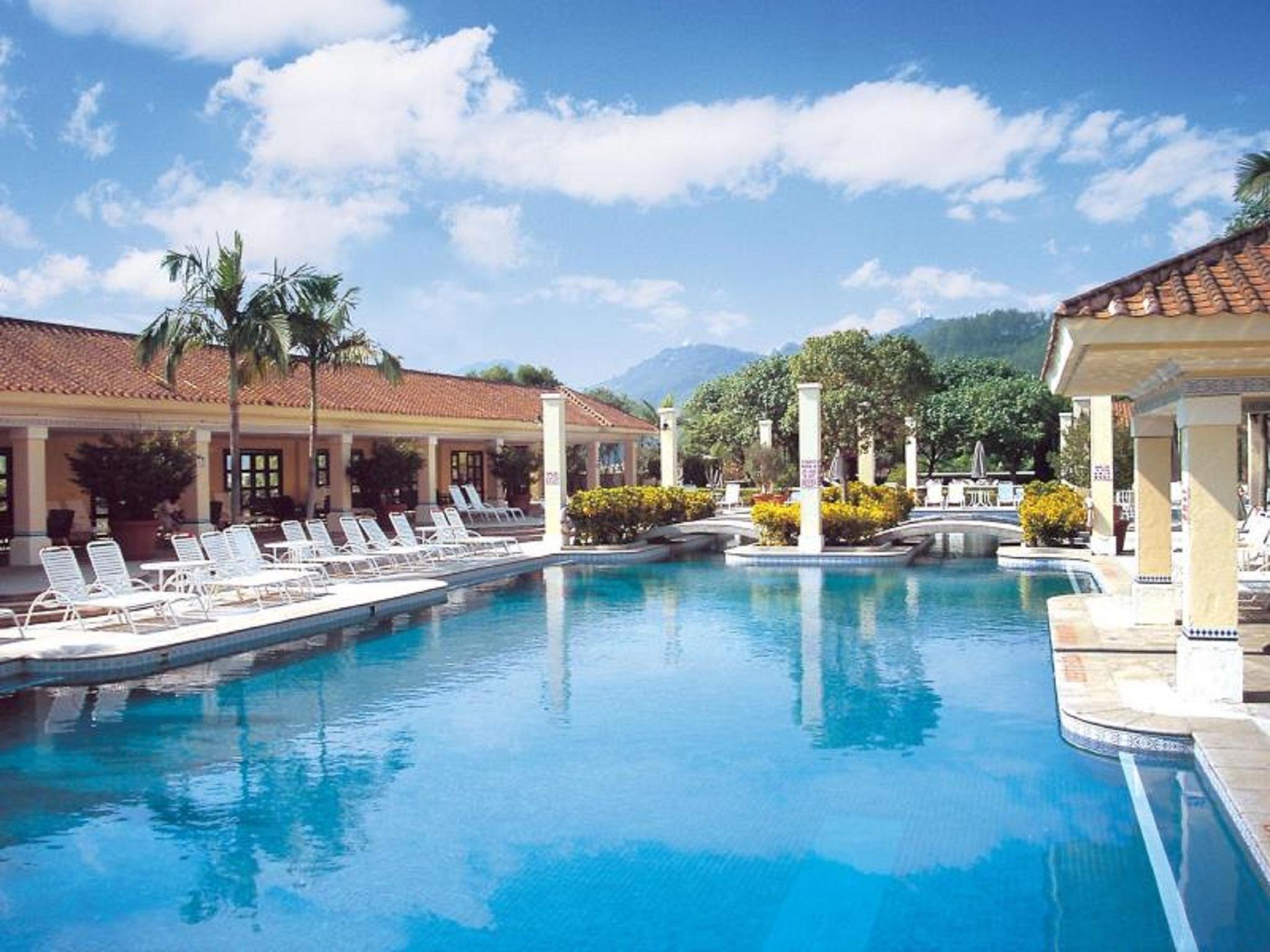 Grand Coloane Resort Makaó Kültér fotó The pool at Sandals Royal Plantation