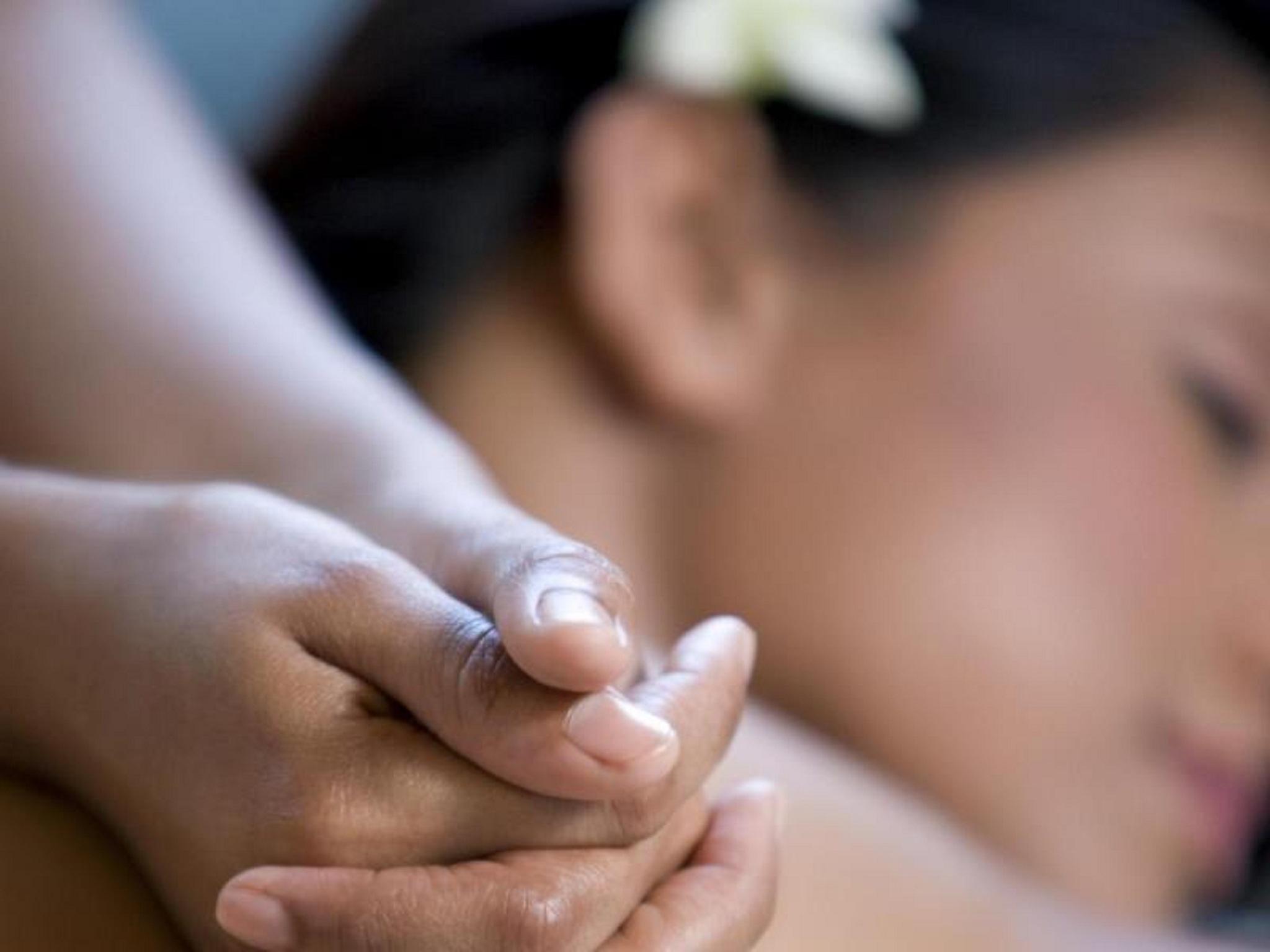 Grand Coloane Resort Makaó Kültér fotó A woman receiving a massage