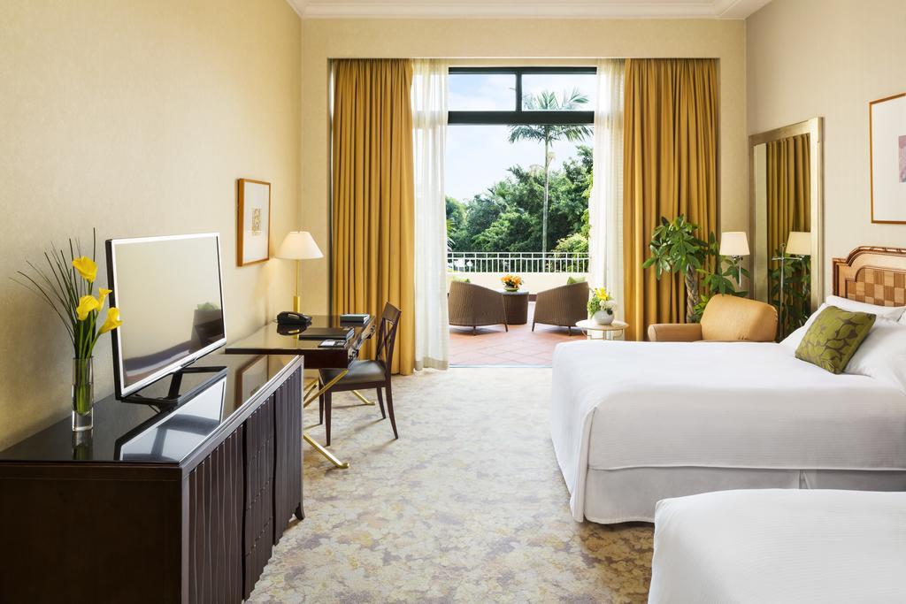 Grand Coloane Resort Makaó Kültér fotó A guest room at the Four Seasons Hotel