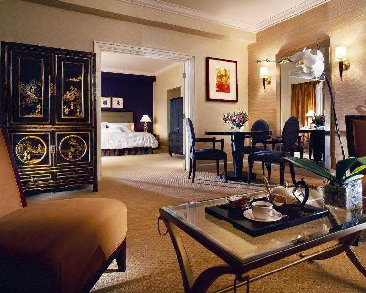 Grand Coloane Resort Makaó Szoba fotó A suite at the Mandarin Oriental, Hong Kong