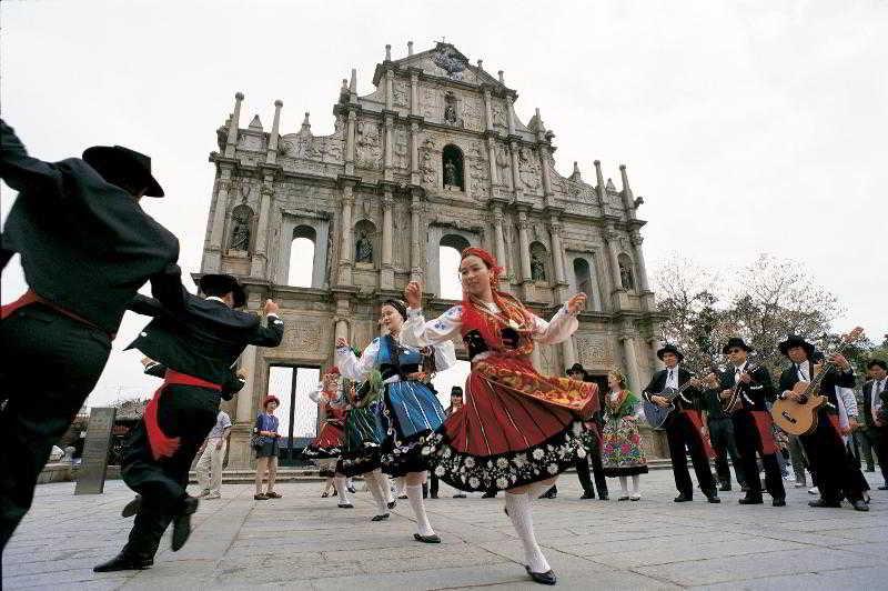 Grand Coloane Resort Makaó Kültér fotó Portuguese people dancing in Macau