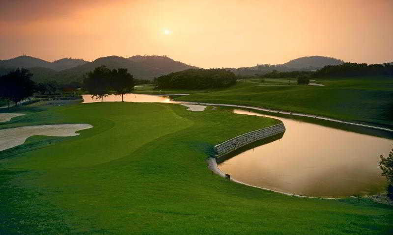 Grand Coloane Resort Makaó Kültér fotó Golf course at the Four Seasons Resort