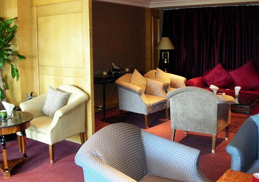 Grand Coloane Resort Makaó Kültér fotó The interior of a suite at the hotel